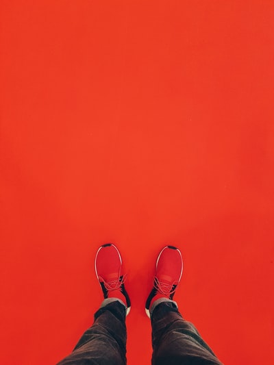 穿红色跑鞋的人